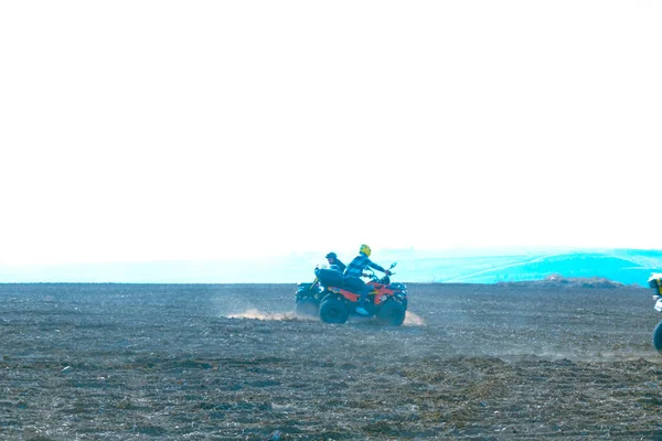 Helmet Sitting Atv Quad Bike Mountains — Stock Photo, Image