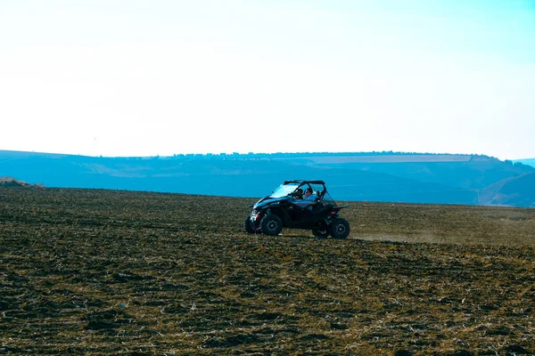 Helmet Sitting Atv Quad Bike Mountains — Zdjęcie stockowe