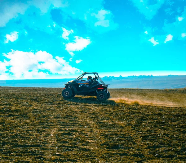 Helmet Sitting Atv Quad Bike Mountains — Zdjęcie stockowe