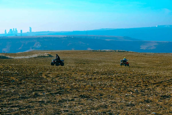 Helmet Sitting Atv Quad Bike Mountains — Stok fotoğraf