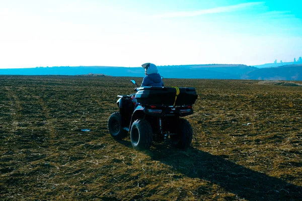 Helmet Sitting Atv Quad Bike Mountains — Zdjęcie stockowe