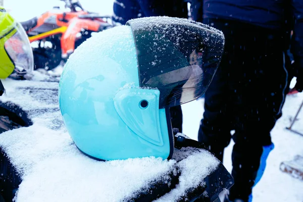 Helmet Sitting Atv Quad Bike Mountains — Stock Photo, Image