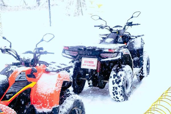 Helmet Sitting Atv Quad Bike Mountains — Stok fotoğraf