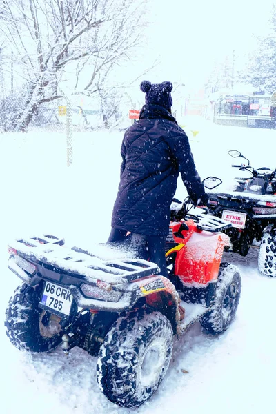 Helmet Sitting Atv Quad Bike Mountains — Φωτογραφία Αρχείου