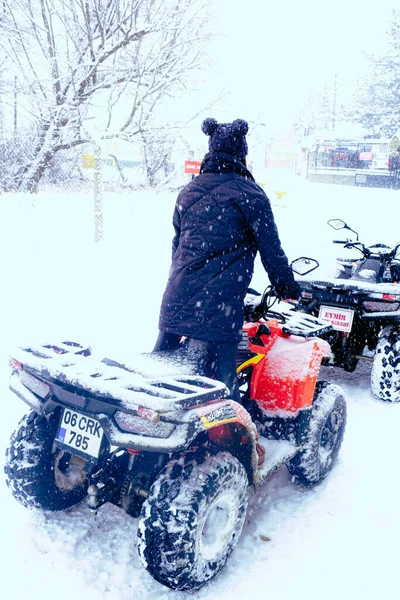 Helmet Sitting Atv Quad Bike Mountains — Fotografia de Stock