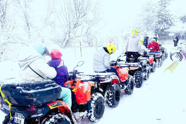 Helmet Sitting Atv Quad Bike Mountains — Fotografia de Stock