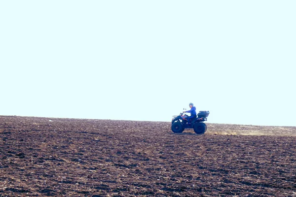 Helmet Sitting Atv Quad Bike Mountains — Stock Photo, Image