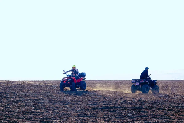 Helmet Sitting Atv Quad Bike Mountains — Zdjęcie stockowe