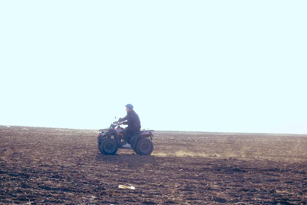 Helmet Sitting Atv Quad Bike Mountains — Stok fotoğraf