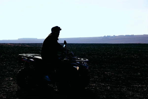 Helmet Sitting Atv Quad Bike Mountains — Fotografia de Stock