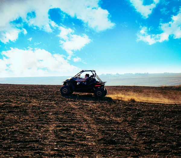 Helmet Sitting Atv Quad Bike Mountains — Zdjęcie stockowe