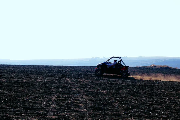 Helmet Sitting Atv Quad Bike Mountains — Stok fotoğraf