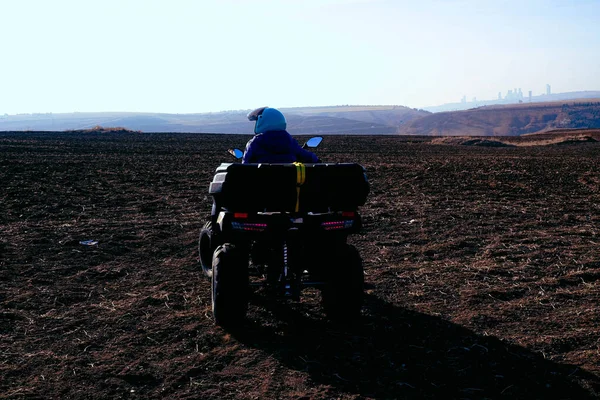 Helmet Sitting Atv Quad Bike Mountains — Fotografia de Stock