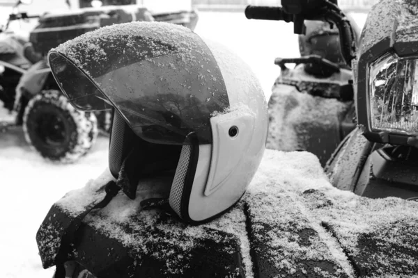 Helmet Sitting Atv Quad Bike Mountains — Stock Photo, Image