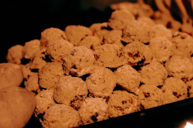 Bir grup çeşit kurabiye. Çikolata parçacıklı, yulaflı, kuru üzümlü, beyaz çikolatalı.