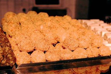 Bir grup çeşit kurabiye. Çikolata parçacıklı, yulaflı, kuru üzümlü, beyaz çikolatalı.