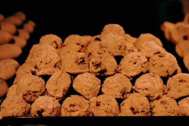 Bir grup çeşit kurabiye. Çikolata parçacıklı, yulaflı, kuru üzümlü, beyaz çikolatalı.