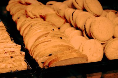 Bir grup çeşit kurabiye. Çikolata parçacıklı, yulaflı, kuru üzümlü, beyaz çikolatalı.