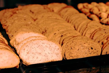 Bir grup çeşit kurabiye. Çikolata parçacıklı, yulaflı, kuru üzümlü, beyaz çikolatalı.