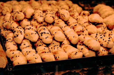 Bir grup çeşit kurabiye. Çikolata parçacıklı, yulaflı, kuru üzümlü, beyaz çikolatalı.