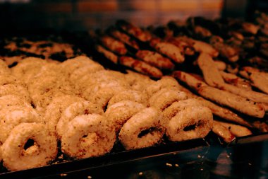 Bir grup çeşit kurabiye. Çikolata parçacıklı, yulaflı, kuru üzümlü, beyaz çikolatalı.