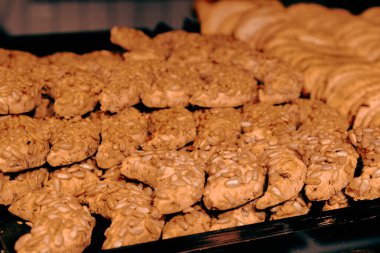 Bir grup çeşit kurabiye. Çikolata parçacıklı, yulaflı, kuru üzümlü, beyaz çikolatalı.