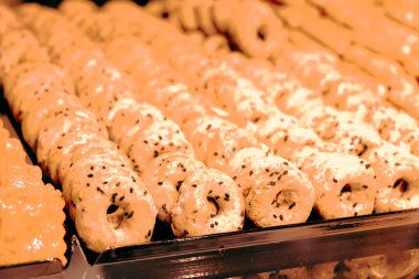 Bir grup çeşit kurabiye. Çikolata parçacıklı, yulaflı, kuru üzümlü, beyaz çikolatalı.