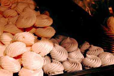 Bir grup çeşit kurabiye. Çikolata parçacıklı, yulaflı, kuru üzümlü, beyaz çikolatalı.