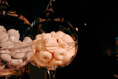 Bir grup çeşit kurabiye. Çikolata parçacıklı, yulaflı, kuru üzümlü, beyaz çikolatalı.