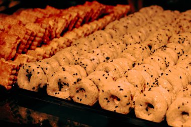 Bir grup çeşit kurabiye. Çikolata parçacıklı, yulaflı, kuru üzümlü, beyaz çikolatalı.