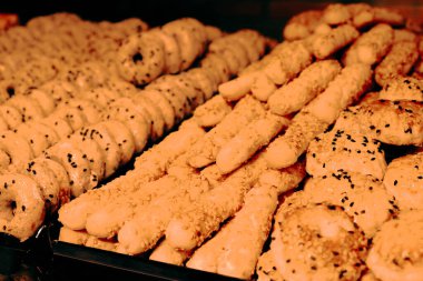 Bir grup çeşit kurabiye. Çikolata parçacıklı, yulaflı, kuru üzümlü, beyaz çikolatalı.