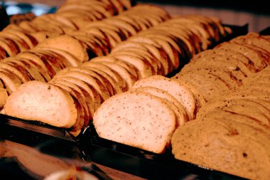 Bir grup çeşit kurabiye. Çikolata parçacıklı, yulaflı, kuru üzümlü, beyaz çikolatalı.