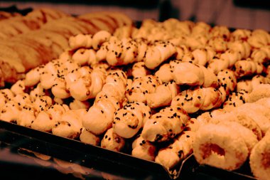 Bir grup çeşit kurabiye. Çikolata parçacıklı, yulaflı, kuru üzümlü, beyaz çikolatalı.