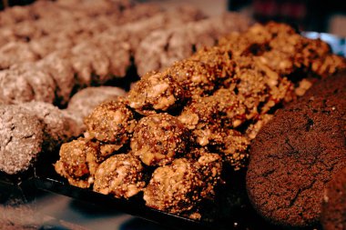 Bir grup çeşit kurabiye. Çikolata parçacıklı, yulaflı, kuru üzümlü, beyaz çikolatalı.