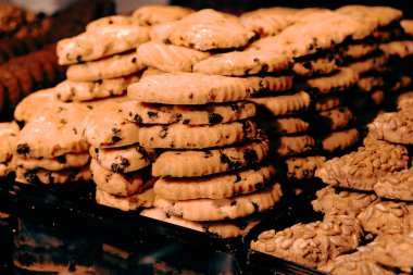 Bir grup çeşit kurabiye. Çikolata parçacıklı, yulaflı, kuru üzümlü, beyaz çikolatalı.