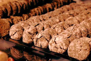 Bir grup çeşit kurabiye. Çikolata parçacıklı, yulaflı, kuru üzümlü, beyaz çikolatalı.