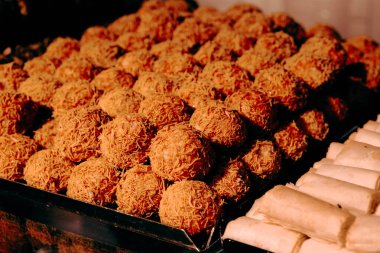 Bir grup çeşit kurabiye. Çikolata parçacıklı, yulaflı, kuru üzümlü, beyaz çikolatalı.