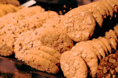 Bir grup çeşit kurabiye. Çikolata parçacıklı, yulaflı, kuru üzümlü, beyaz çikolatalı.