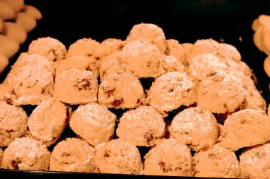 Bir grup çeşit kurabiye. Çikolata parçacıklı, yulaflı, kuru üzümlü, beyaz çikolatalı.