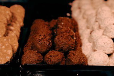 Bir grup çeşit kurabiye. Çikolata parçacıklı, yulaflı, kuru üzümlü, beyaz çikolatalı.