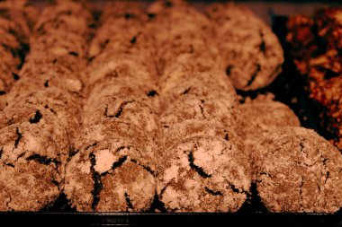 Bir grup çeşit kurabiye. Çikolata parçacıklı, yulaflı, kuru üzümlü, beyaz çikolatalı.