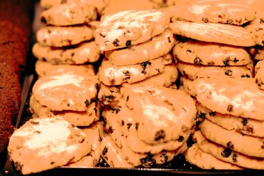 Bir grup çeşit kurabiye. Çikolata parçacıklı, yulaflı, kuru üzümlü, beyaz çikolatalı.