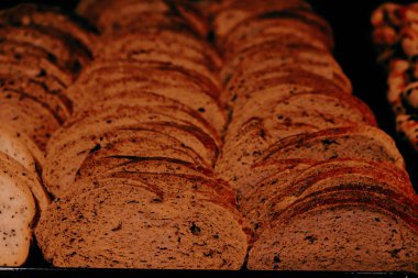 Bir grup çeşit kurabiye. Çikolata parçacıklı, yulaflı, kuru üzümlü, beyaz çikolatalı.