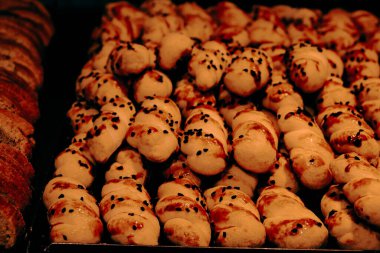 Bir grup çeşit kurabiye. Çikolata parçacıklı, yulaflı, kuru üzümlü, beyaz çikolatalı.