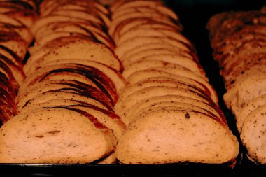 Bir grup çeşit kurabiye. Çikolata parçacıklı, yulaflı, kuru üzümlü, beyaz çikolatalı.