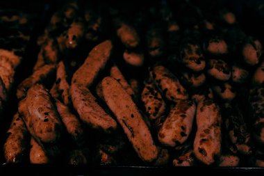 Bir grup çeşit kurabiye. Çikolata parçacıklı, yulaflı, kuru üzümlü, beyaz çikolatalı.