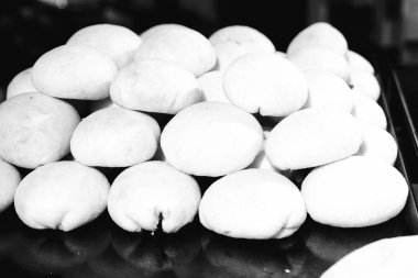 Bir grup çeşit kurabiye. Çikolata parçacıklı, yulaflı, kuru üzümlü, beyaz çikolatalı.