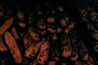 Bir grup çeşit kurabiye. Çikolata parçacıklı, yulaflı, kuru üzümlü, beyaz çikolatalı.