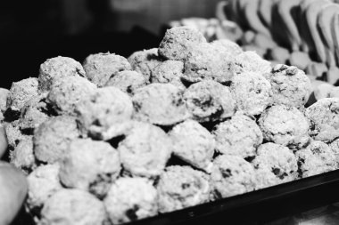 Bir grup çeşit kurabiye. Çikolata parçacıklı, yulaflı, kuru üzümlü, beyaz çikolatalı.