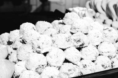 Bir grup çeşit kurabiye. Çikolata parçacıklı, yulaflı, kuru üzümlü, beyaz çikolatalı.